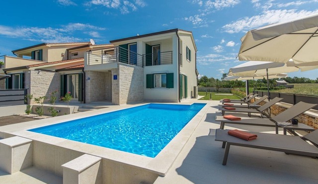 Villa Billy with Private Pool in Labinci