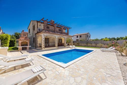 Villa Brioni with pool by Rentistra in Čabrunići