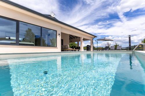 Villa Coriticum with pool and indoor Jacuzzi in Kringa