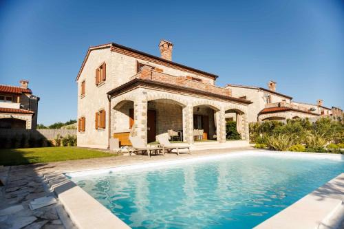 Villa del Lago with heated pool in Čabrunići