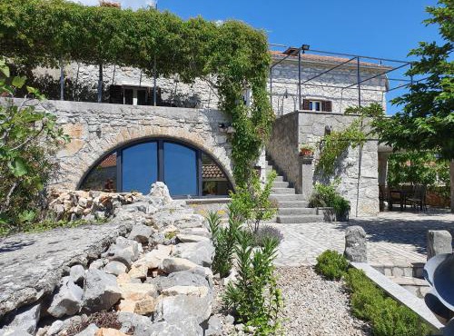Villa Diny with Pool in Pinezici