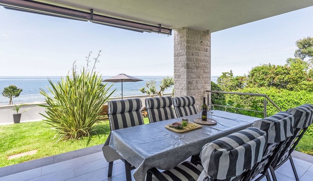 Villa direkt am Meer und Strand mit herrlichem Blick by Interhome in Umag/Juricani
