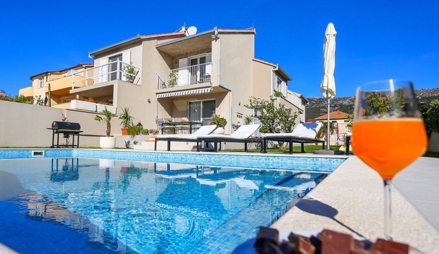 Villa Elysium - Beautiful House with heated swimming pool in Kaštel Kambelovac