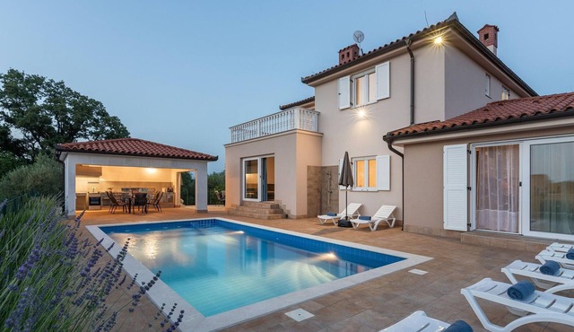 Villa for up to 8 guests with private pool, sauna and jacuzzi in Buroli