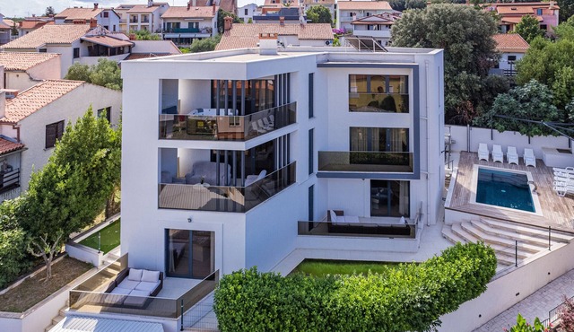 Villa Golfista in Pula for 10 persons with whirlpool, mini golf, sea view & only 200 m from beach in Pješčana uvala