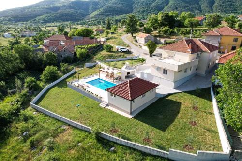 Villa Gorana with large private pool in Sutina