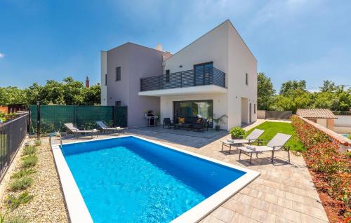 Villa Isabel with Heated Pool near Poreč in Vržnaveri