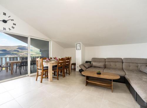 Villa Ivanovi Dvori - Seven Bedroom Villa with Private Pool in Benkovac