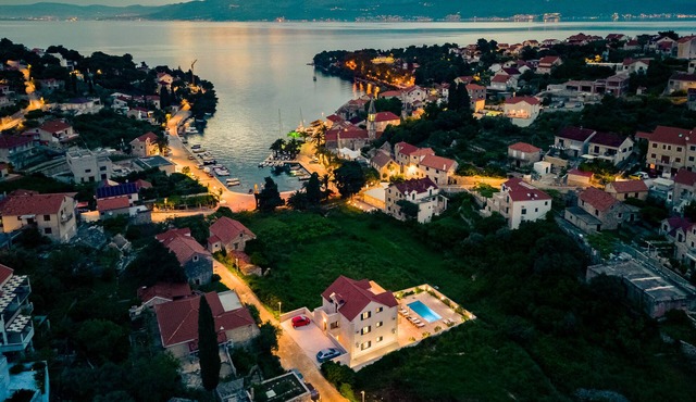 Villa Janie - Luxury Multi-Level Estate with Pool