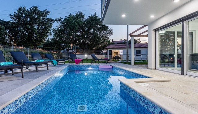Villa Jelena | 4-star villa with heated pool, privacy & barbecue house