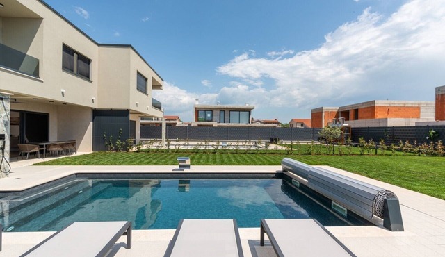 Villa Jelena – New Elegant Villa with 3 Bedrooms for 6 Guests, Private Pool and near to sea in Kaštelir