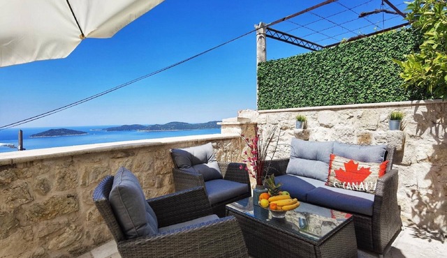 Villa Kanada - Two-Bedroom House with Terrace and Sea View in Brsecine