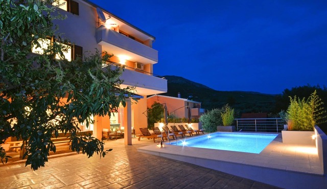 "Villa Karmen" Split, Private Garden & Heated Pool in Podstrana