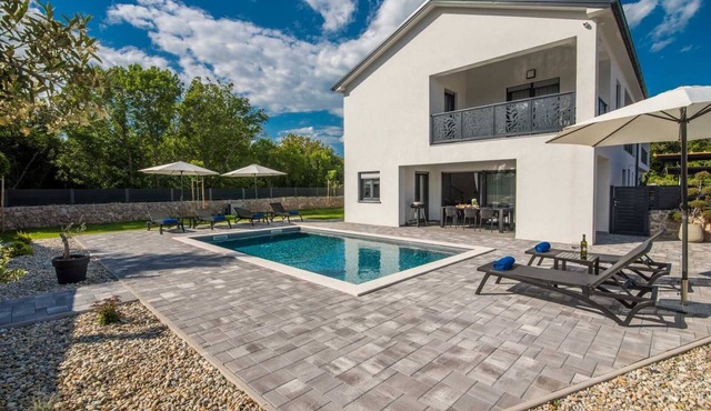 Villa Lana – Heated Pool & Stylish Island Stay