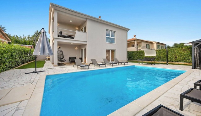 Villa LanaB – Private Pool and Great Location by Istrabook
