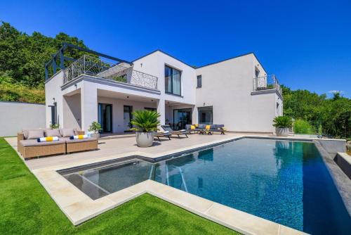 Villa Levant for 10 people near Opatija with jacuzzi & sea view