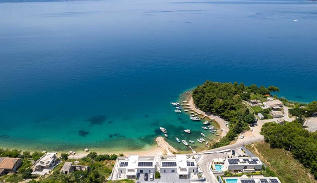 Villa Loma, 5 bedroom Luxury Villa near the sea, private heated pool, Omiš Brzet in Omiš
