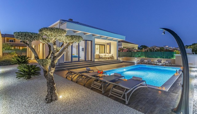 Villa Luna & Pia in Pula for 10 people with heated pool in Pula