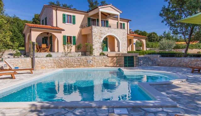 Villa Maggie mit Gemeinschaftspools by Interhome