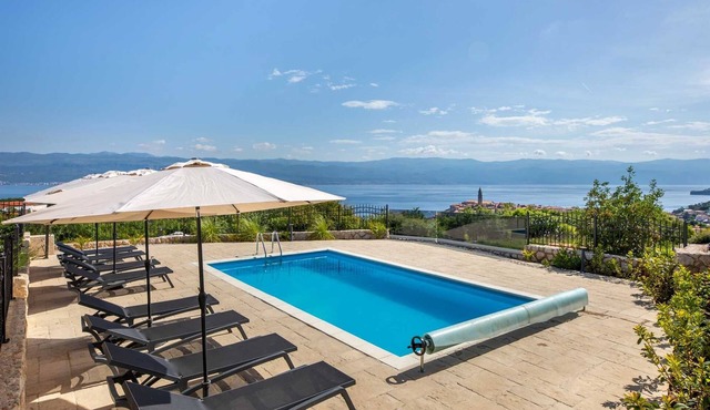 Villa Maja– Stylish Oasis with Heated Pool & Sea View