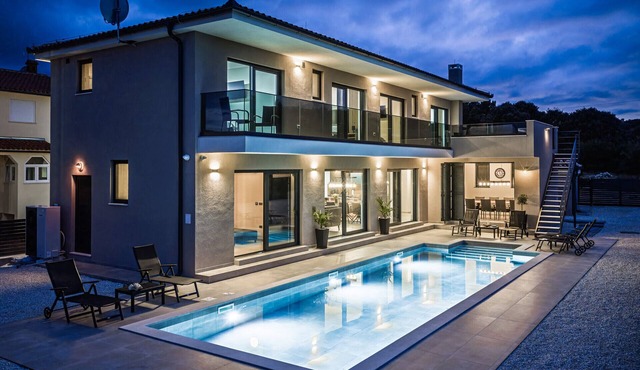 Villa Malena near Medulin for 8 persons with 51 m2 heated pool, wellness & beautiful sea view