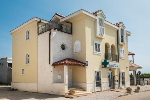Villa Manda with sea view, 2 terraces & parking