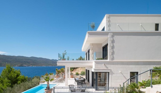 VILLA MARIS -heated pool,sauna,first row sea beach in Kučište