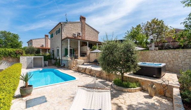 Villa Momento – The Istrian Escape Elegant villa with private pool and jacuzzi surrounded by peaceful Istrian nature.