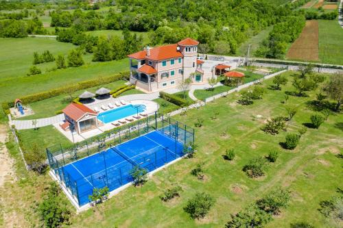 Villa Nature's Embrace - Heated Pool, Jacuzzi & Padel