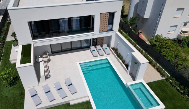 Villa NikandranA six bedroom Villa designed for a perfect holiday in Žrnovnica