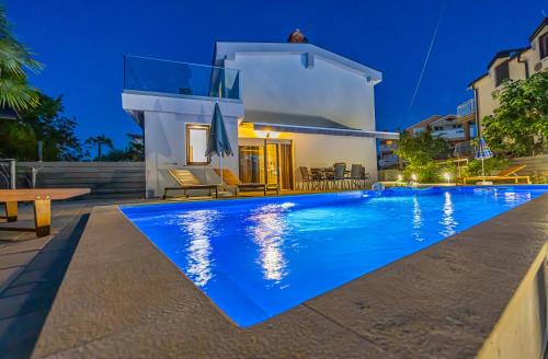 VILLA NINA MALINSKA 150m FROM THE BEACH, SWIMMING POOL in Vantačići