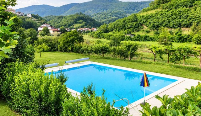 Villa Nona, Flat 7 with swimming pool in Nova Gorica