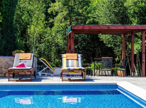 Villa Oasis Cypress - Three Bedroom Villa with Terrace and Swimming Pool in Čilipi