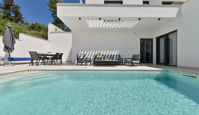 Villa Oasis - Five Bedroom Villa with Private Pool in Trogir