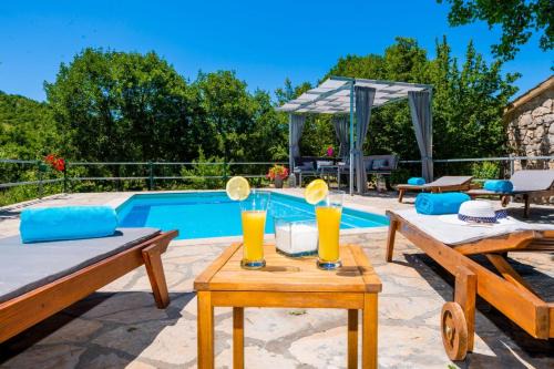 Villa Ognjištar Private Pool Quiet Location Makarska Riviera Hinterland in Zmijavci