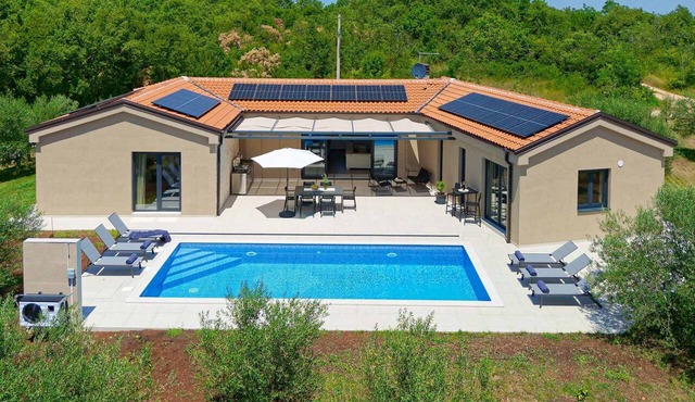 Villa Olive'r – Sleeps 6, 3 bedrooms, private pool, barbecue in Kaštel