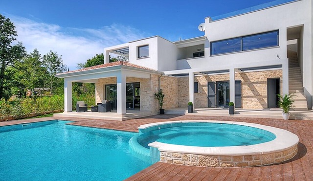 Villa Onyx for 12 people near Poreč with 65 m2 private pool and jacuzzi