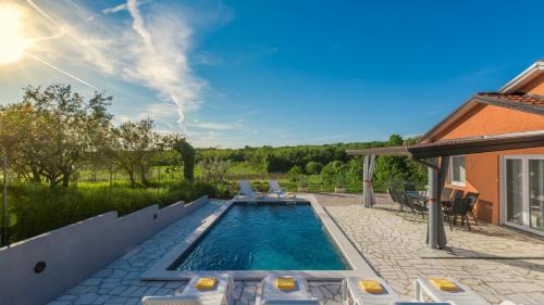 Villa Pendolina with pool and grill in Umag