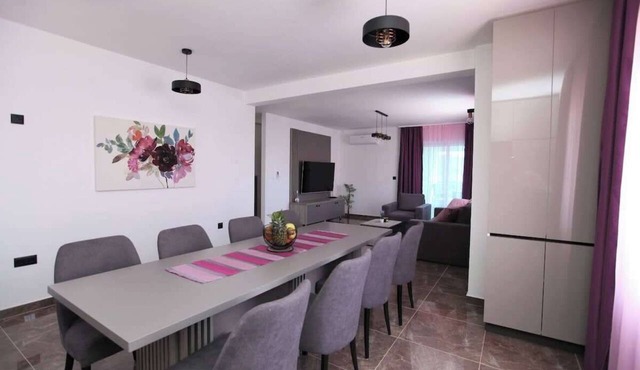 Villa PIA Luxurious Seaside Villa, First Floor - 3 bedrooms, Onsite pool, Private parking in Okrug Gornji
