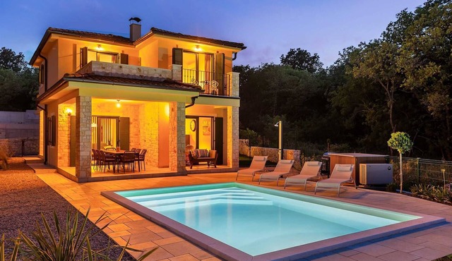 Villa Pinaza C – Romantic Seaside Retreat with Heated Pool, Sauna, and Jacuzzi in Vrbnik in Vrbnik (Krk)
