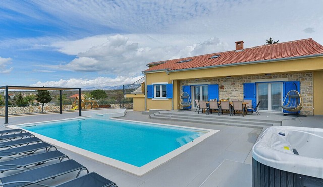 Villa RE with heated pool and spa in Slivnica