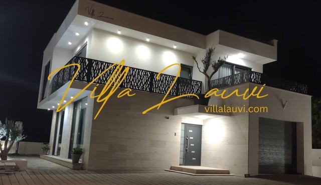 villa sa tri konforne sobe plus veliki grijani bazen. in Kaštel Stari