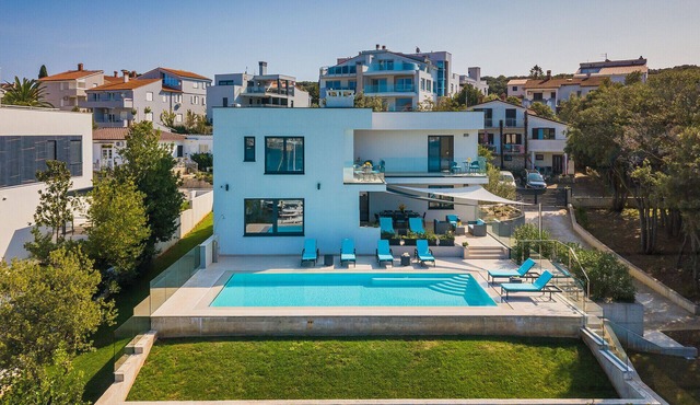 Villa Sail near Medulin for 10 persons with 50 m2 heated pool, sea view & beachfront in Pješčana uvala