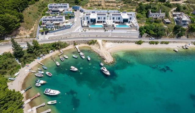 Villa Sea Breeze, 5 bedroom Luxury Villa near the sea, private heated pool, Omiš Brzet in Omiš