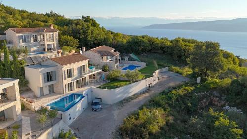 Villa Soleil in peaceful location with a sea view in Vicani
