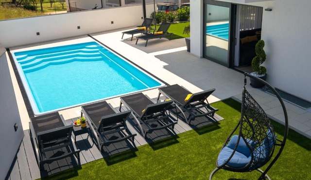 Villa Supernus II with Heated Pool in Baška