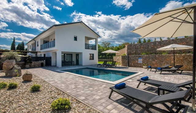 Villa Tara – Heated Pool & Stylish Island Stay