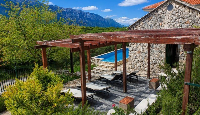 Villa Toma Zagvozd with a pool - apartment Loza in Zagvozd
