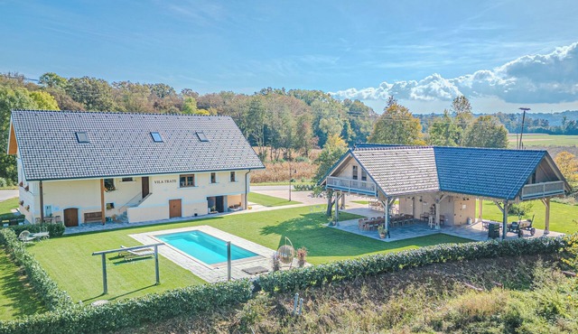 Villa Trate 2BR Apartment Globetka w/Pool, Ljutomer, Slovenia