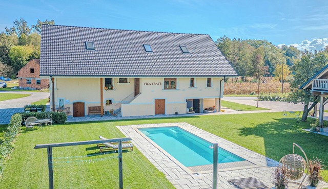 Villa Trate Kraljevi Apartment w/Pool, Ljutomer, Slovenia
